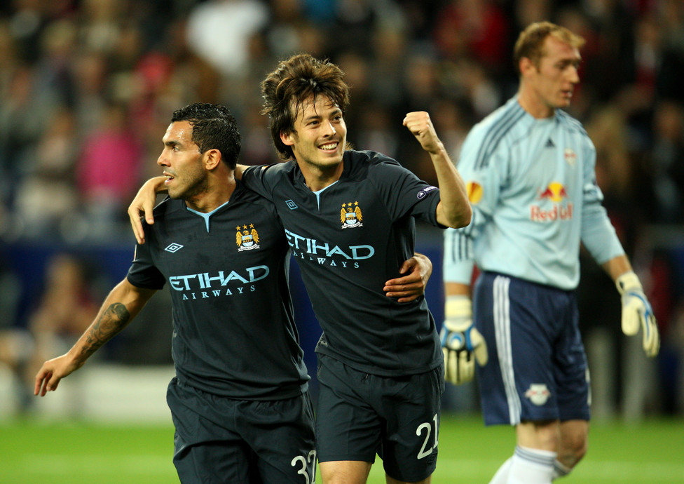 Carlos Tévez y David Silva celebran el primer gol europeo del canario con el City.