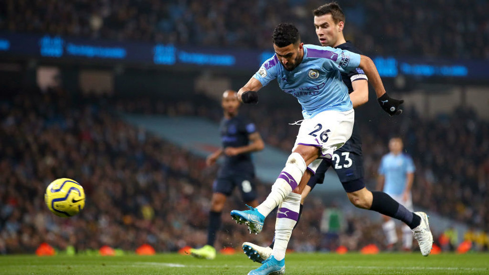 Riyad Mahrez fue uno de los jugadores más activos en el ataque del City.