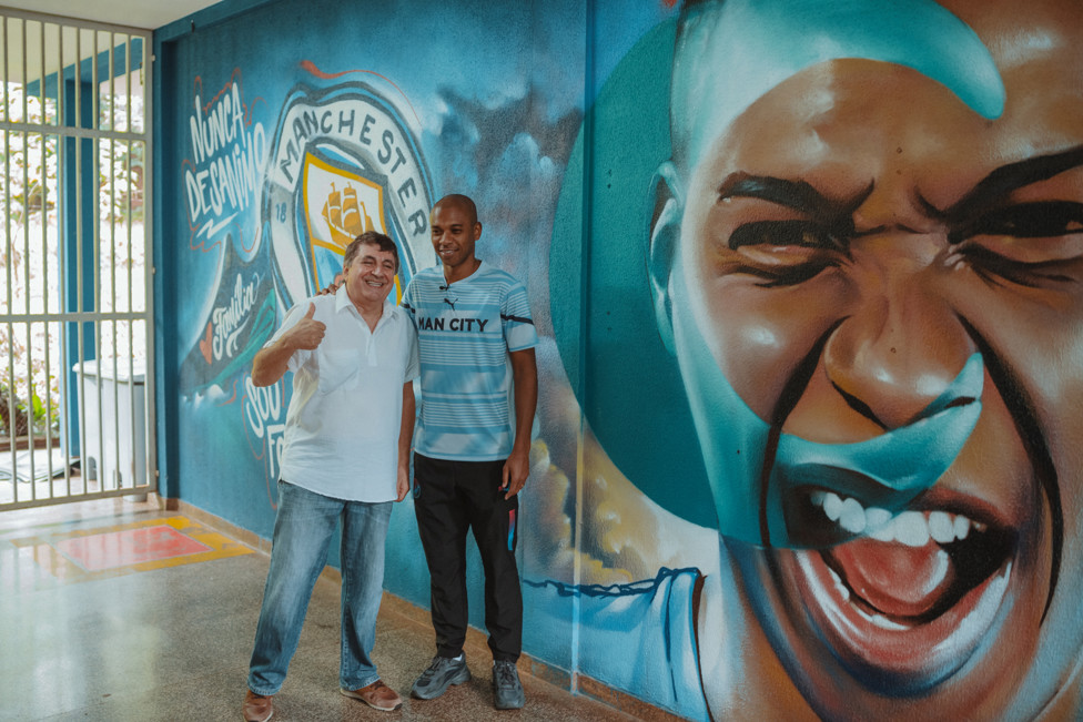 Ainda deu tempo de visitar a escola onde o craque estudou na infância - e o mural que lá está pintado!