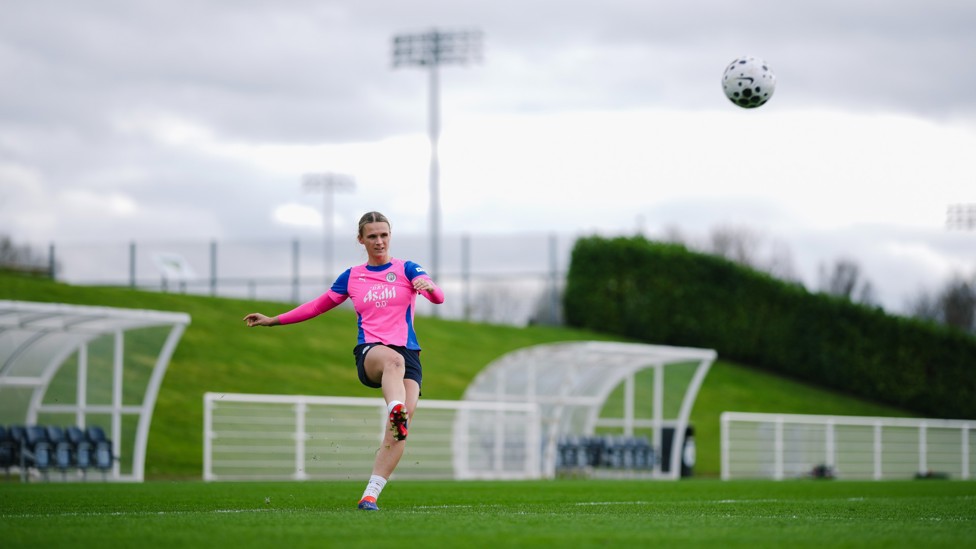 KERSTIN'S CROSSING : Casparij sends the ball into a crowd