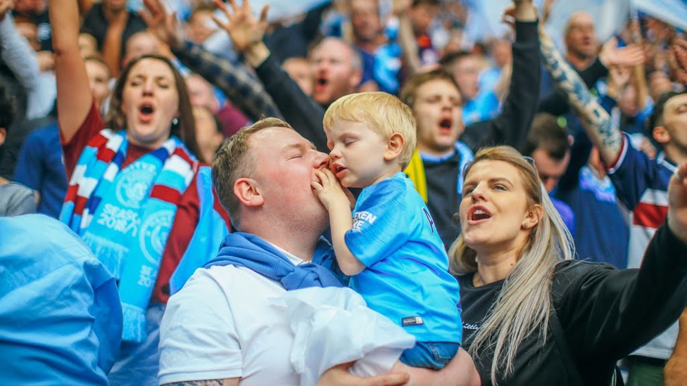 DOMINANT DISPLAY : These two can't believe what they're seeing!
