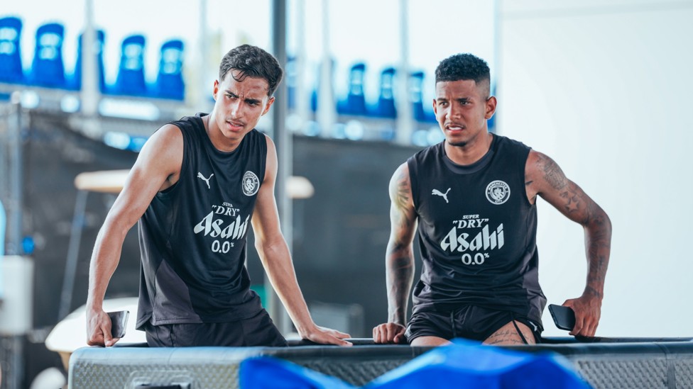 REST AND RECOVER : Vitor Reis and Savinho cool off