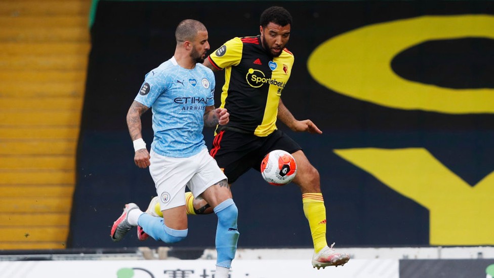 TAK ADA JALAN MASUK : Walker mencegah Deeney yang hendak memulai serangan balik