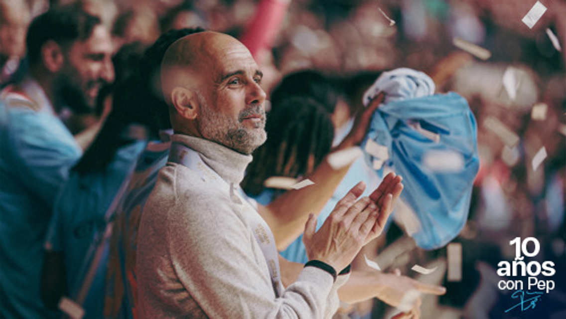 A crowd at a football match, applauding and celebrating. Confetti floats through the air, and people wear light blue attire. Text reads '10 años con Pep' in the corner.