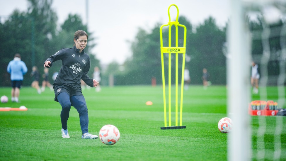 PINPOINT : Yui Hasegawa places her shot. 