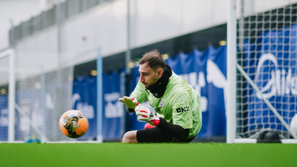 DONNARUMMA DOWN LOW : The City goalkeeper denies his team-mates. 