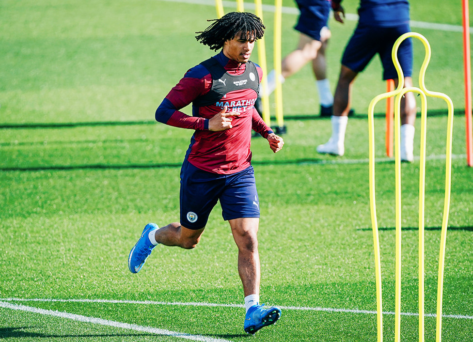 PEMANASAN: Nathan Ake membakar semangat!
