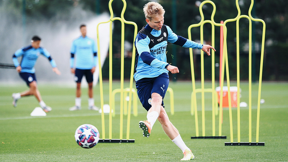 PENENDANG JARAK JAUH : Oleksandr Zinchenko mengincar gawang!