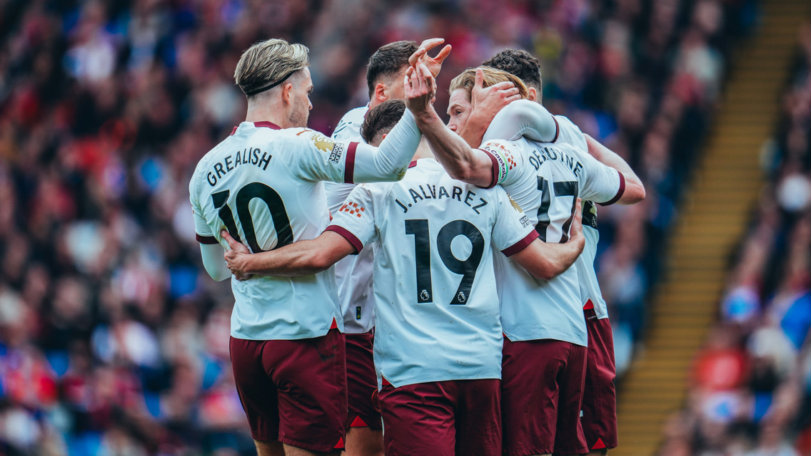 GROUP HUG: Squad goals!