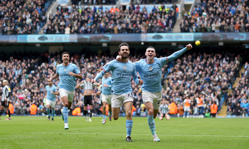 A DUPLA DECISIVA : Foden e Bernardo Silva comemoram o gol do português contra o Newcastle.