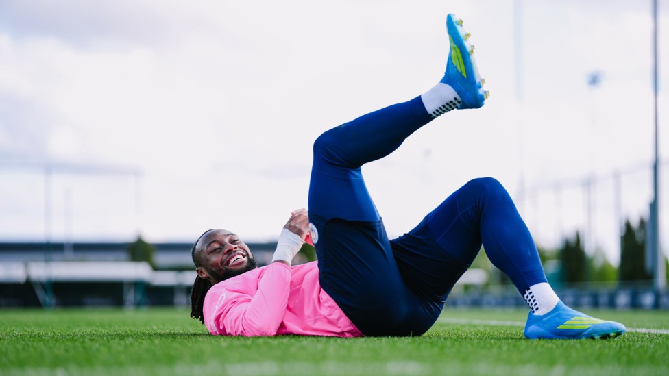 STRETCHY SEMENYO : Antoine limbers up