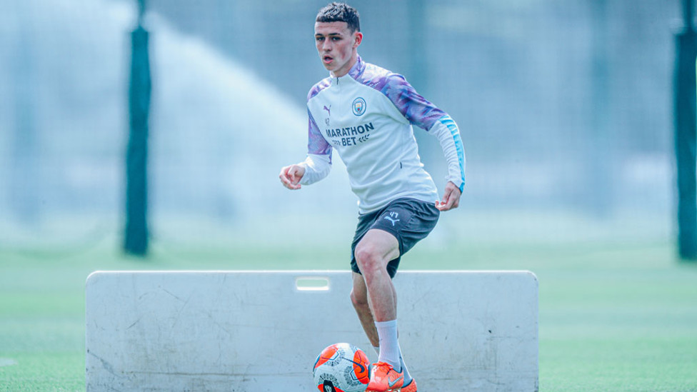 Sudah lama tak bertemu Phil... semoga latihan bola mati di taman terbayarkan!