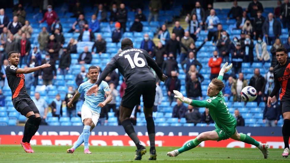 O SEGUNDO  : Gabriel Jesus amplia o marcador e marca seu gol 50 na Premier League