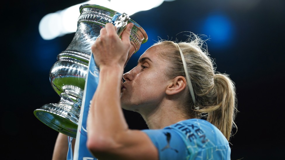 BESOS CON TÍTULOS : Houghton es fotografiada la prestigiosa FA Cup después de ganarla por tercera vez en la campaña 2019/20. 