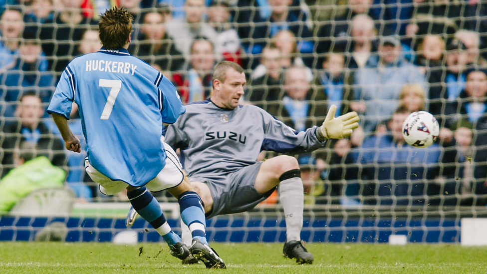 Darren Huckerby define ante Tim Flowers en el último duelo ante el Coventry City, en marzo de 2002.