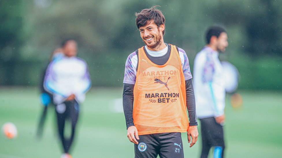 MANUSIA AJAIB : David Silva nampak tersenyum lepas di sela sesi