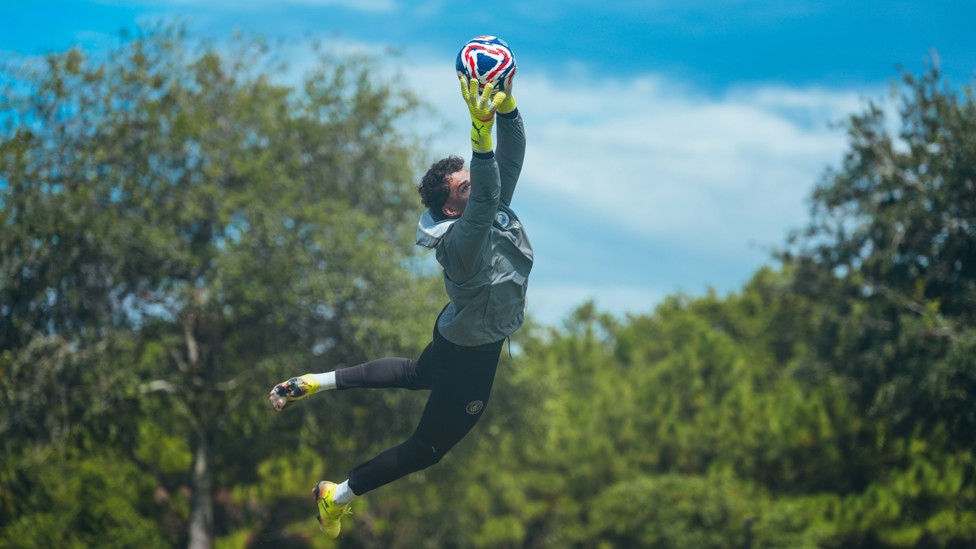 UP HIGH : Ederson at full stretch