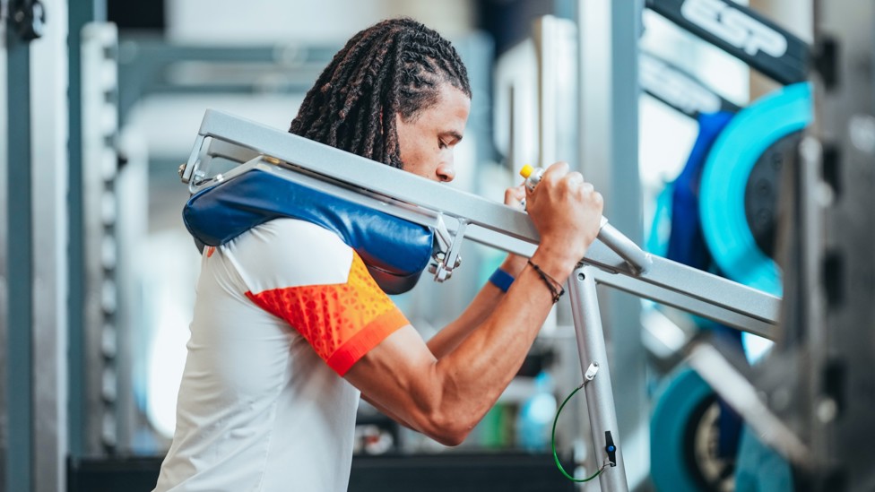 IN THE GYM : Nathan Ake hard at work