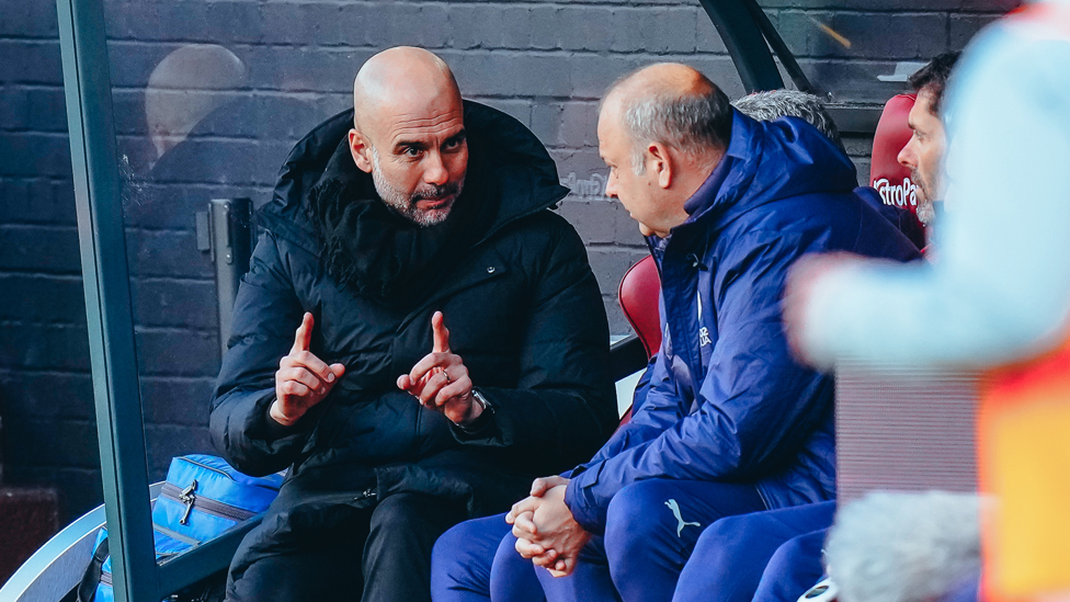 THE BOSS : Talking tactics in the dugout.