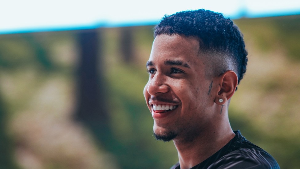 SUPER SAVINHO : The forward taking time to look after his body.