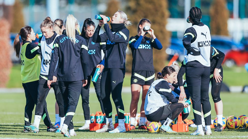 TIME UNIDO : Jogadoras do City fazem um merecido descanso.