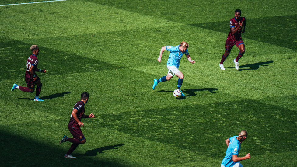 MIDFIELD MAGICIAN : KDB always finding spaces.