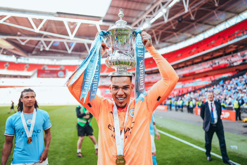 Ederson celebra a conquista da Copa da Inglaterra em cima do United, em junho de 2023.