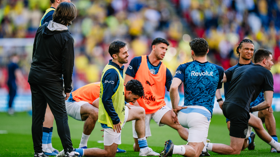 GET LOOSE : The players go through their pre-match drills.
