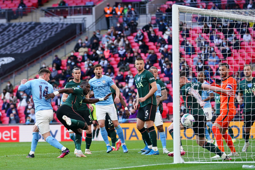 GOL DO TÍTULO  : Laporte cabeceia para o fundo do gol na final da Copa da Liga em abril de 2021.