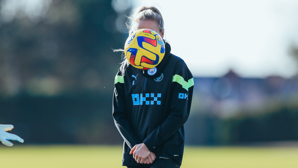 ADIVINHE QUEM : Alex Greenwood é mascarada pela bola.