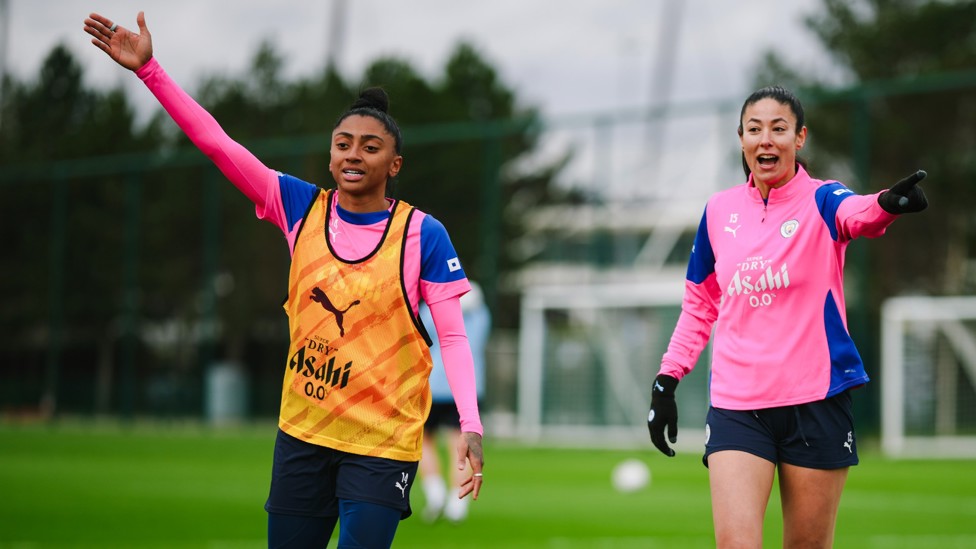 WHICH WAY : Kerolin and Leila Ouahabi with arms outstretched