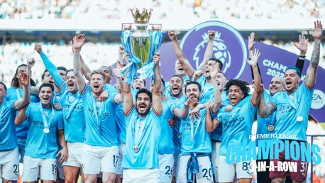 Gallery: 2022/23 Premier League trophy lift!