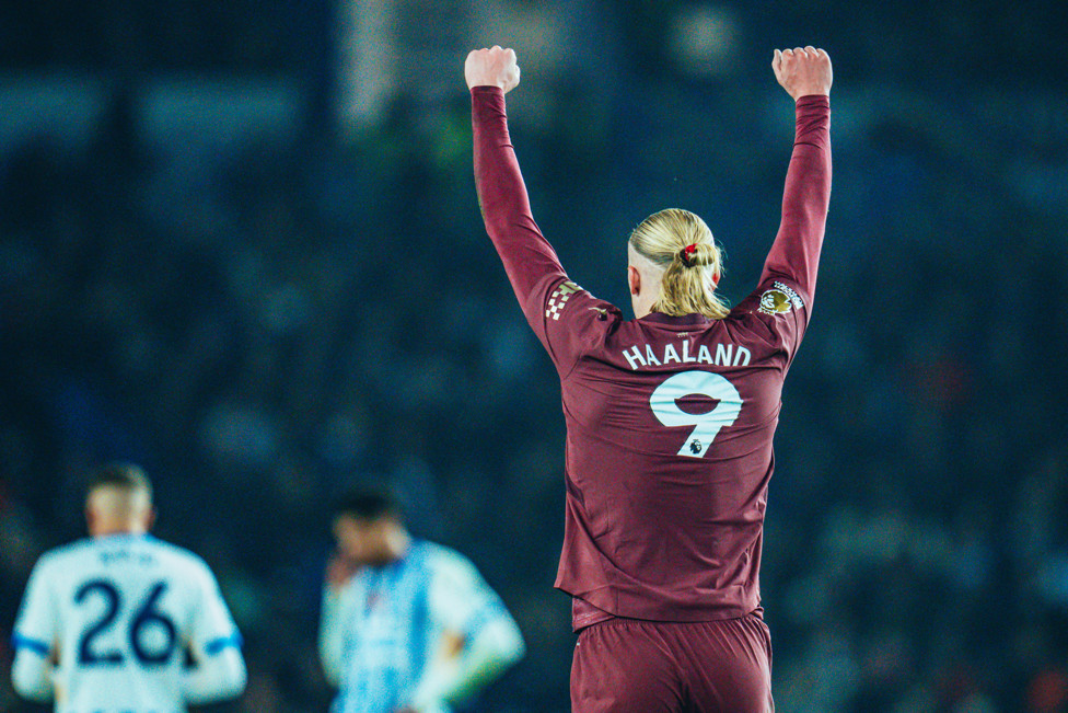 Haaland comemora contra o Brighton. 