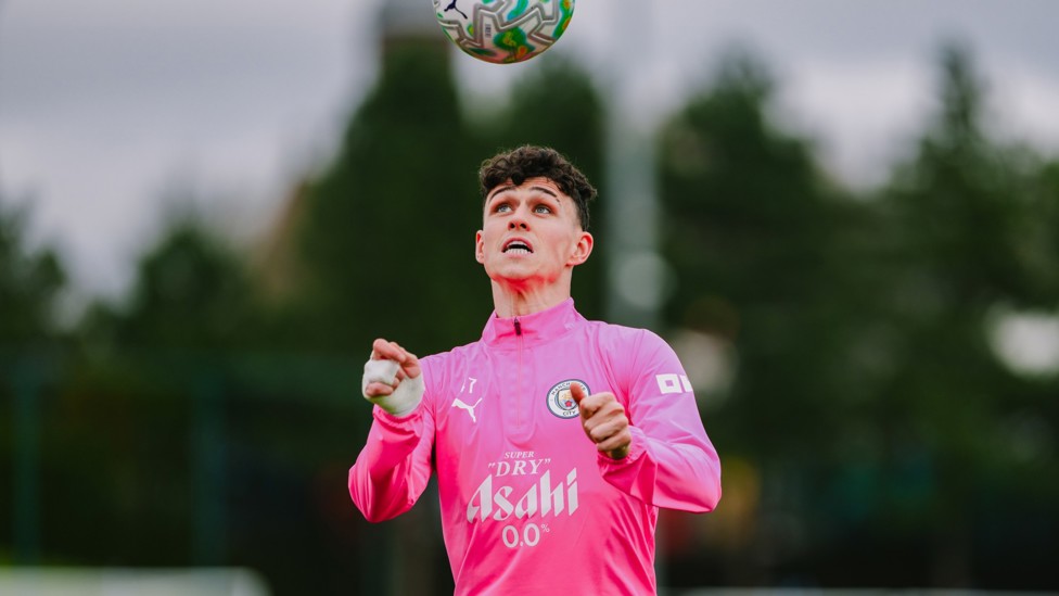 BALL-WATCHING : Phil Foden keeps his eyes on the prize