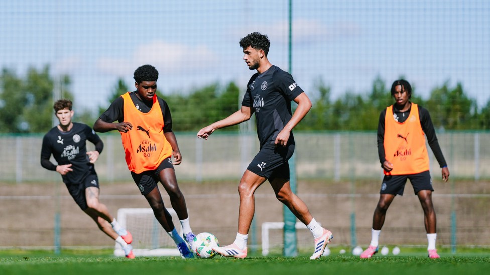 MIGHTY MATHEUS : Nunes evades Jaden Heskey's press. 