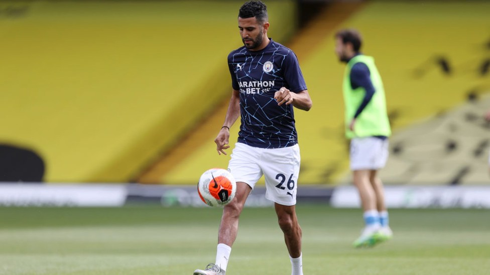 SIHIR MAHREZ : Riyad men-juggling bola saat pemanasan