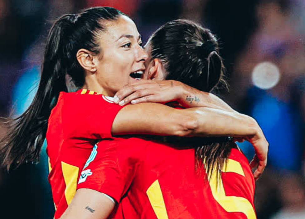 Abrazándose a María Méndez después de la victoria por 1-3 ante Italia, en la que jugó el partido completo.