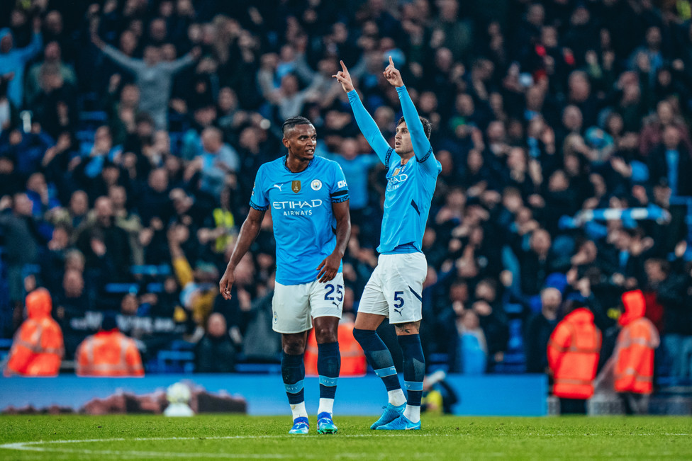 Stones comemora gol contra o Arsenal.