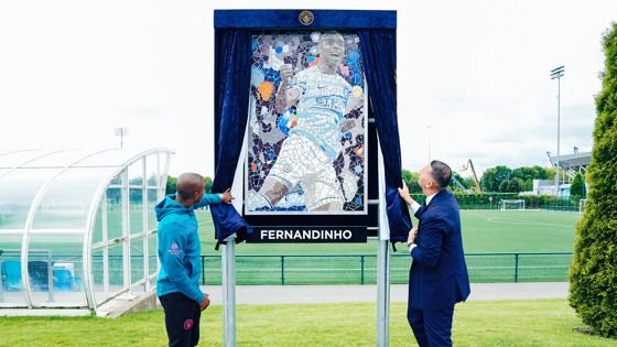 Homenaje a Fernandinho en la Academia de Fútbol de la Ciudad antes del último partido del mediocampista