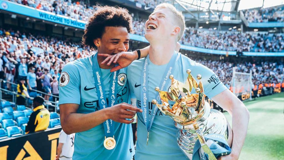 TROFI IMPIAN: Leroy merayakan Gelar juara Liga Primer 2018 bersama Oleks Zinchenko