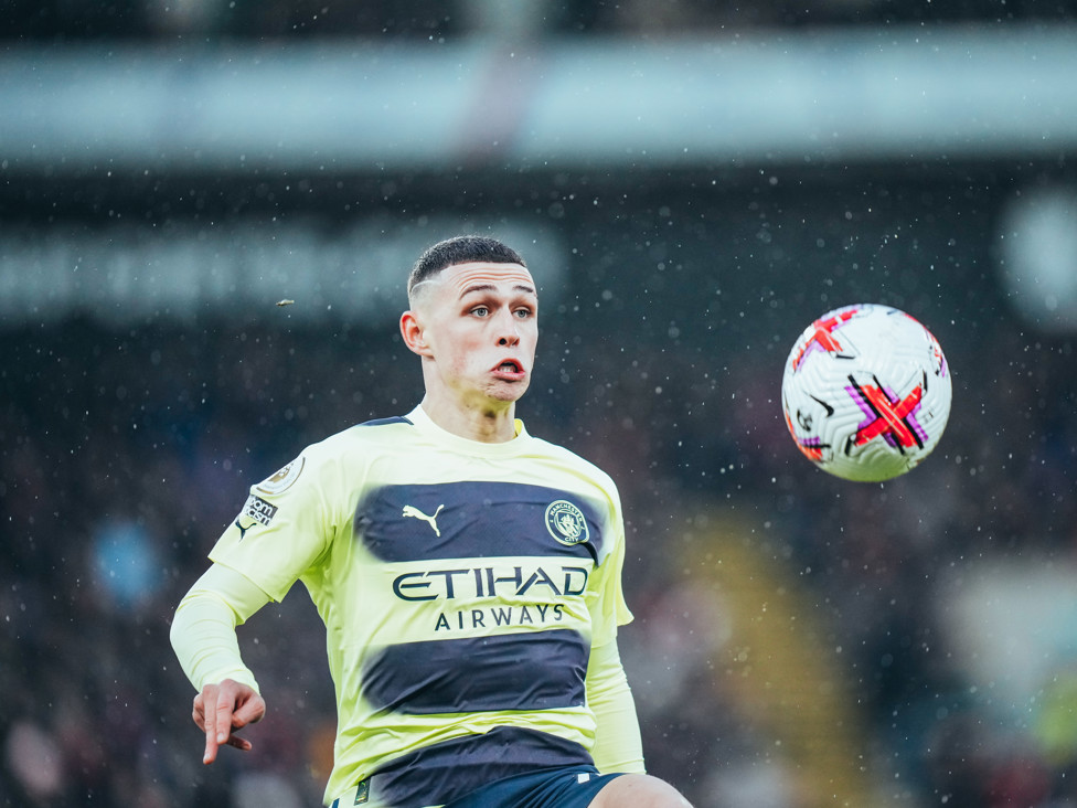 MUITO MARCADO : Foden foi seguido de perto pela defesa do Palace na etapa inicial.