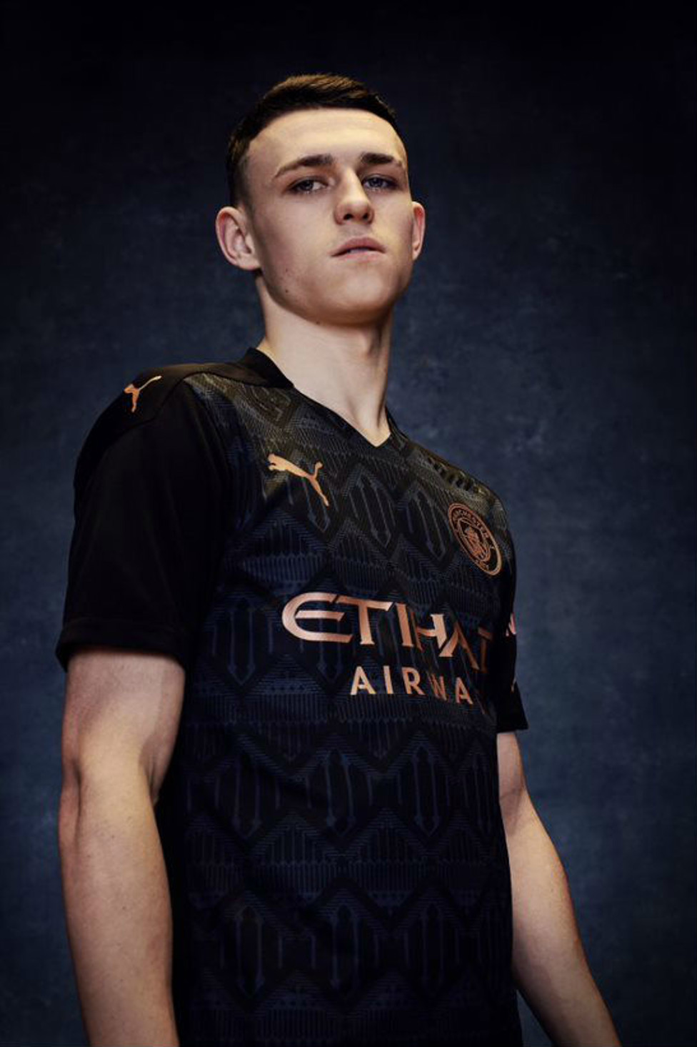 Phil Foden porte notre nouveau maillot avec style.