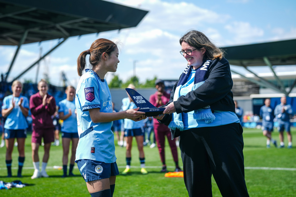 Player of the Season : Yui Hasegawa receives Manchester City's Player of the Season award.