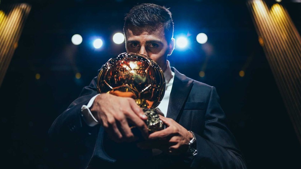 BEST PLAYER : Rodri is crowned the best player in the world at the Ballon d’Or awards in October 2024.