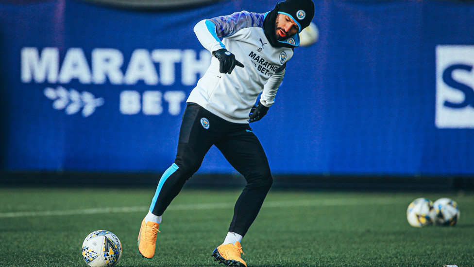 GLOVE STORY : Sergio Aguero was well kitted out to combat the winter chill