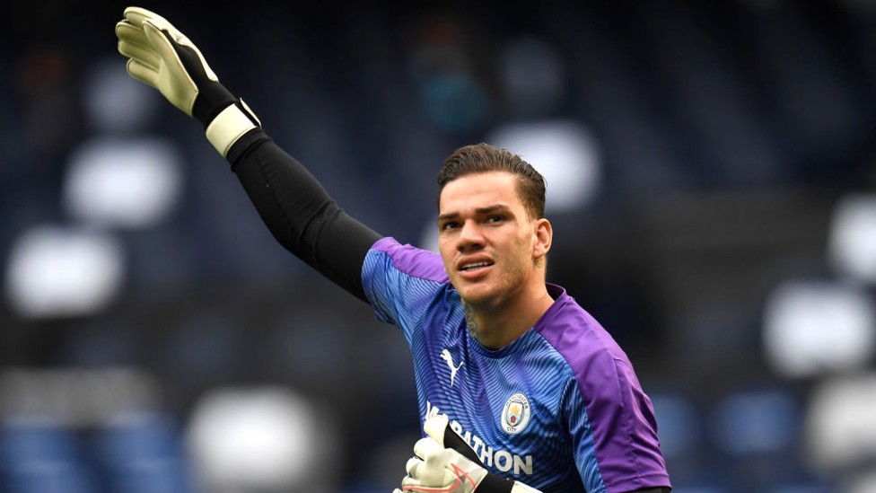 EDERSON BERSIAP : Sang penjaga gawang melakukan pemanasan