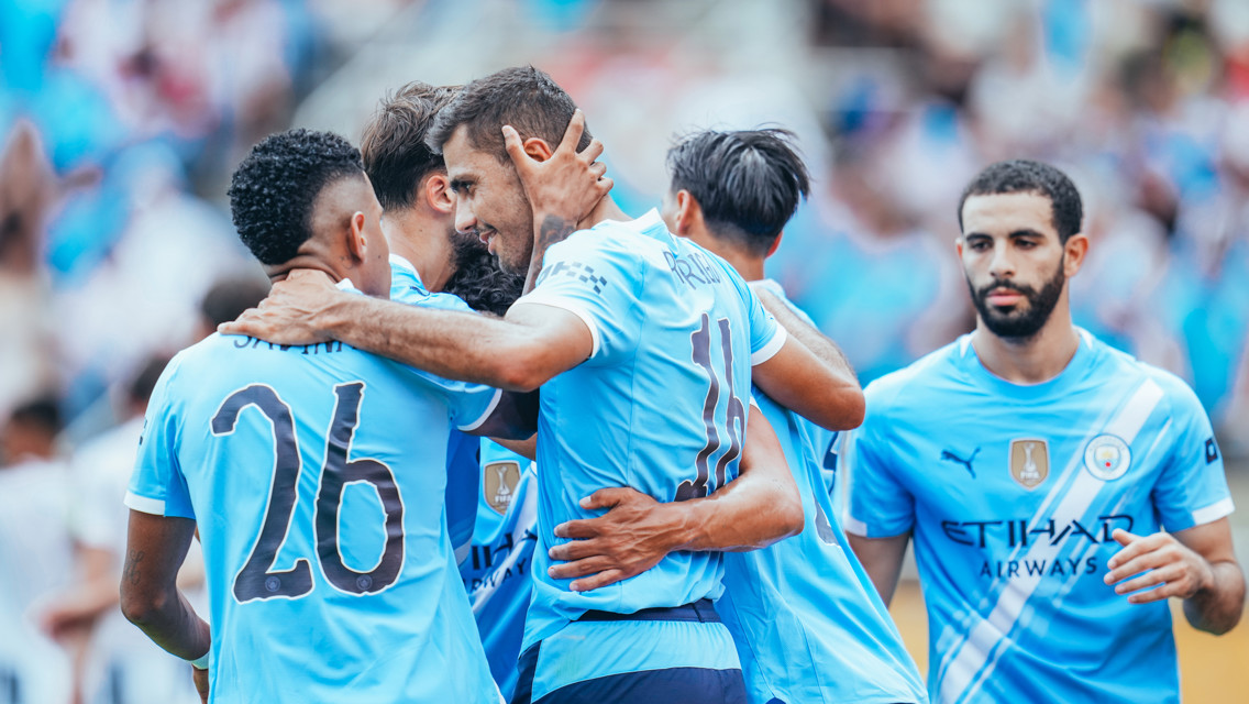 GROUP HUG: Squad goals!