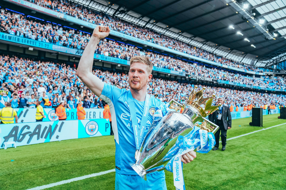 KDB com a taça da Premier League 2021/22.