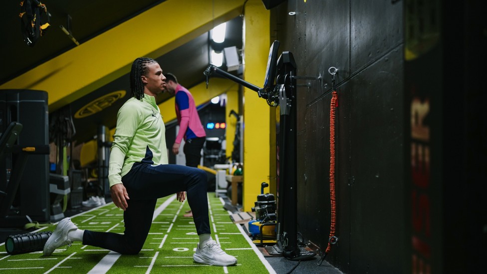 FULL STRETCH : Nathan Ake in the gym