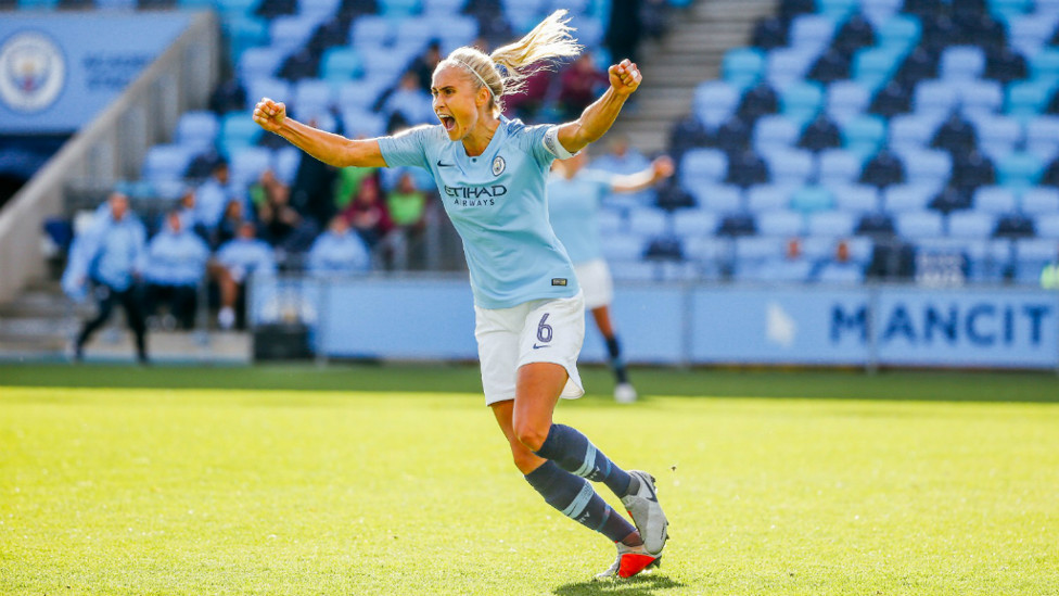 SUPER SKIPPER : Steph Houghton